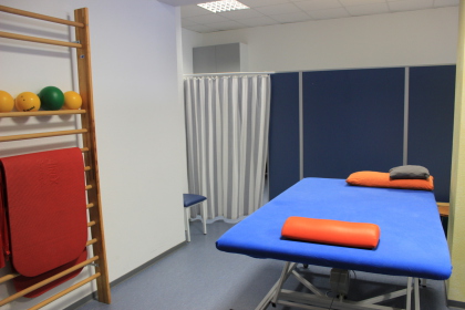 Behandlungsraum mit Bobath-Liege